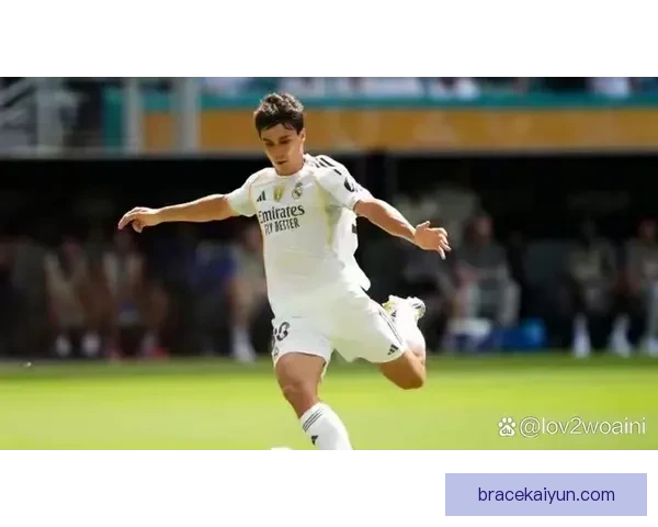 贝林厄姆支持阿隆索，展现出团队凝聚力和积极态度